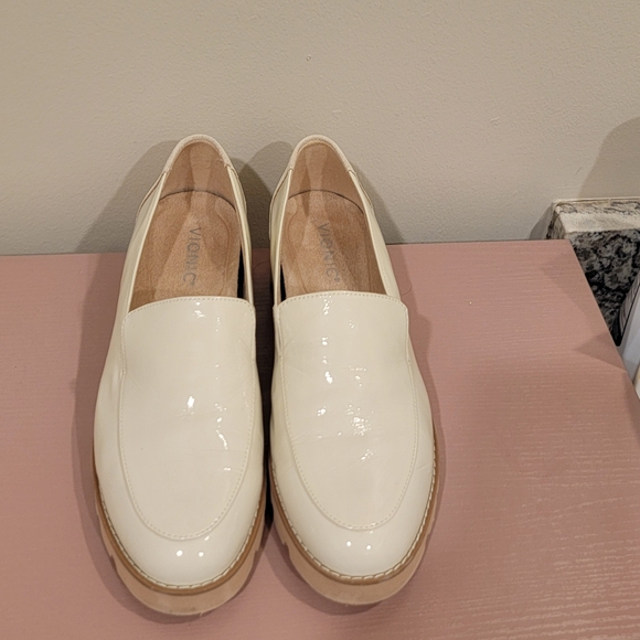 Vionic Kensley Slip On Loafers Womens Cream Patent Leather Chucky Sole Flat Shoe - Picture 6 of 12